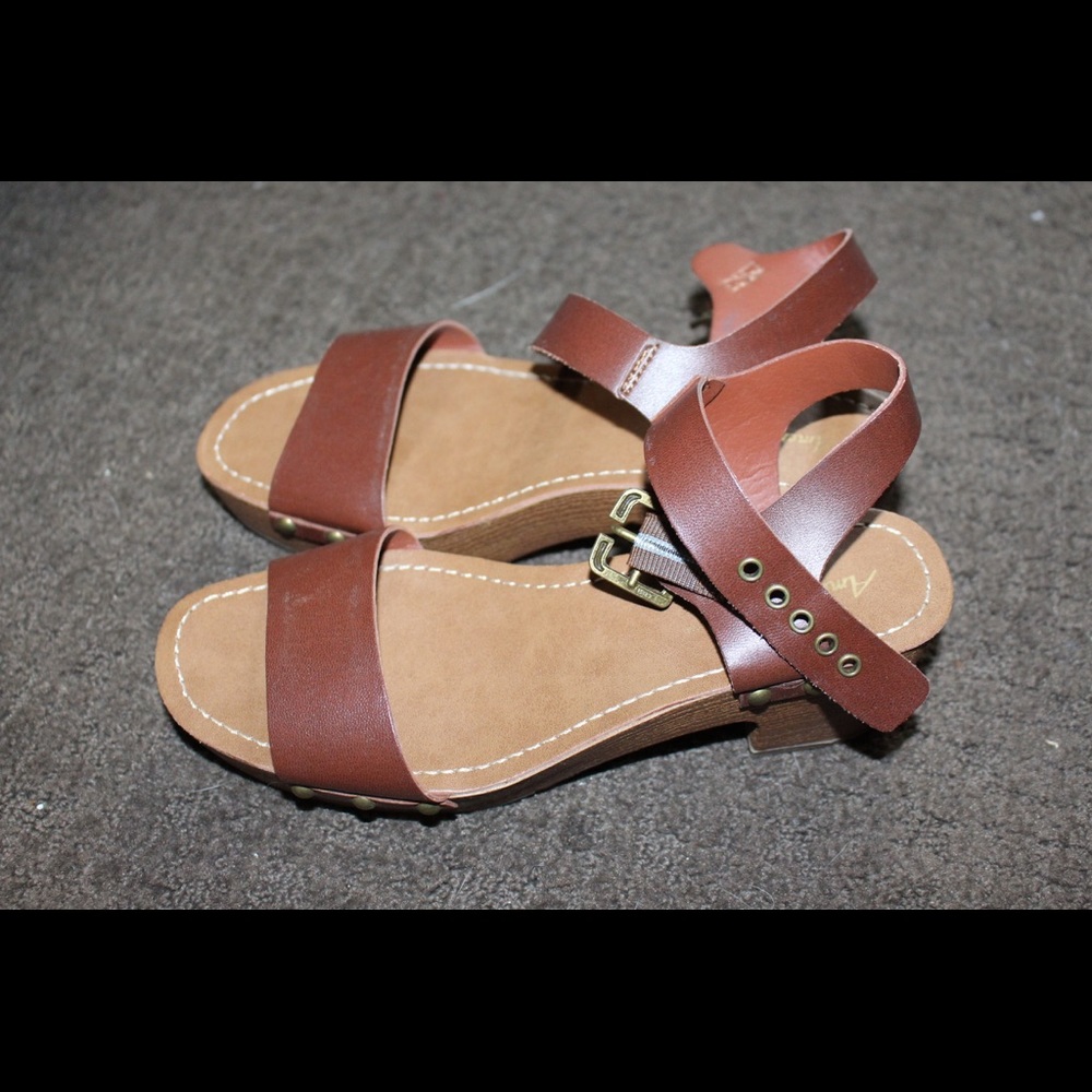 American Eagle brown sandals with heel